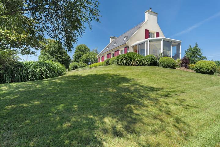 Bed and Breakfast 'La Chambre Rouge' with Shared Terrace, Shared Garden and Wi-Fi in Lanhouarneau, Morlaix region
