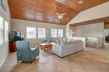 Vacation Rental for 14 Guests in Port Aransas, Mustang Island, Picture 2