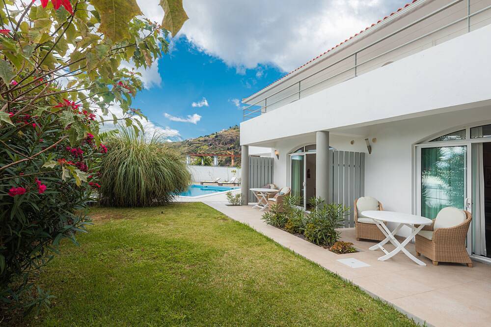 Apartamento entero, Casa Oliva - Vista Mar 1: Designer apartment garden level, top location, heated pool in Arco da Calheta, Isla de Madeira