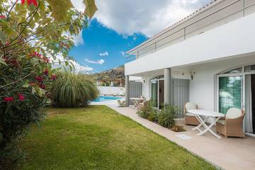 Gîte pour 3 personnes, avec terrasse ainsi que piscine et jardin dans Arco da Calheta