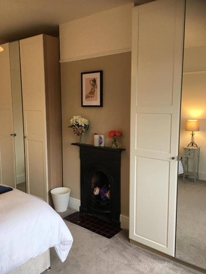 Rie's Retreat - The Amethyst Room in Glastonbury, Somerset