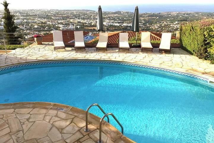 Holiday rental for 10 people, with garden in Peyia