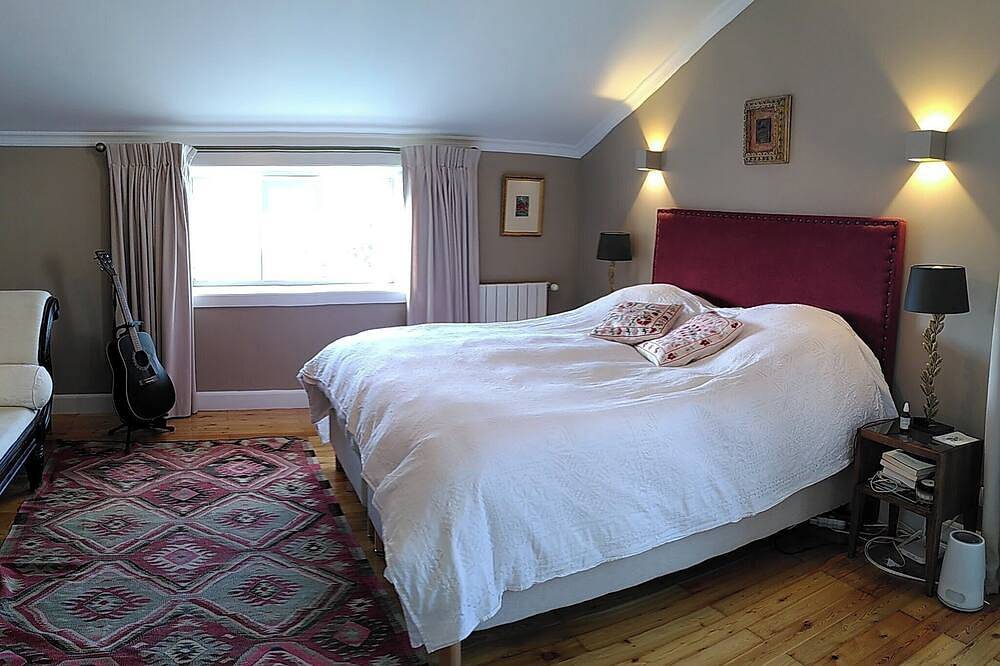 Family house, garden & pool - sleeps 7 - 5 min surf beach - Lisbon in Carcavelos e Parede, Costa de Lisboa