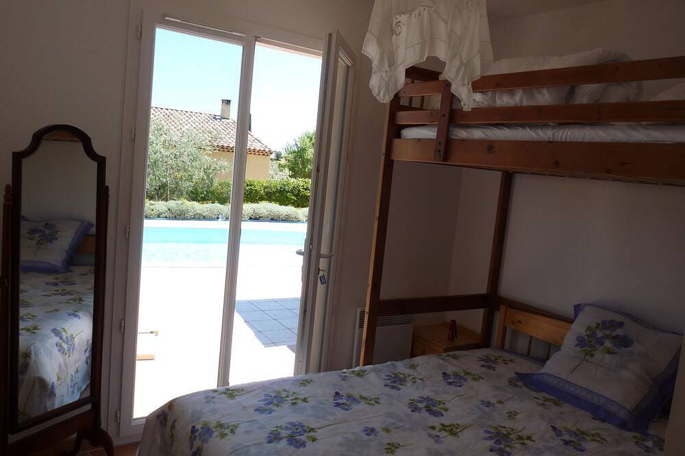 Provence, villa with swimming pool, on the lavender plateau, sunny in Valensole, Parc naturel régional du Verdon