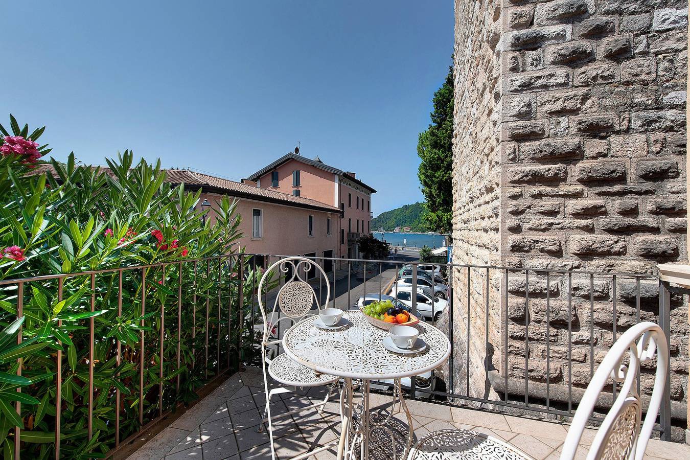Entire apartment, Casa Maderno: steps from the Lake in Maderno, Toscolano-Maderno