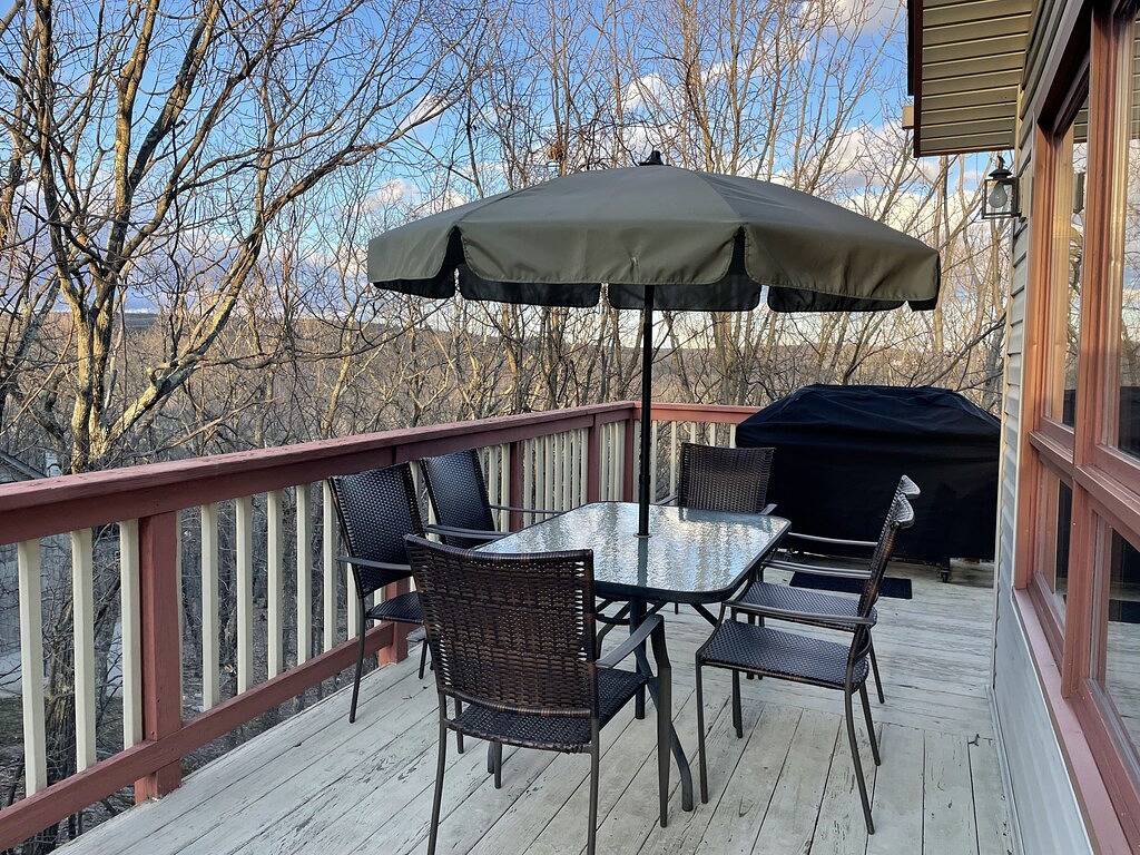 Good Vibes Chalet With Private Hot Tub & Sauna in Saw Creek Private Community in Saw Creek, Monroe County (PA)