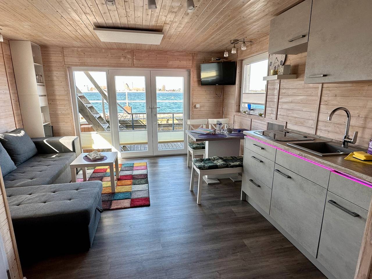 House Boat 'Lilla Lina' with Sea View, Private Terrace and Wi-Fi in Wschodnia Fehmarn, Burgtiefe Südstrand