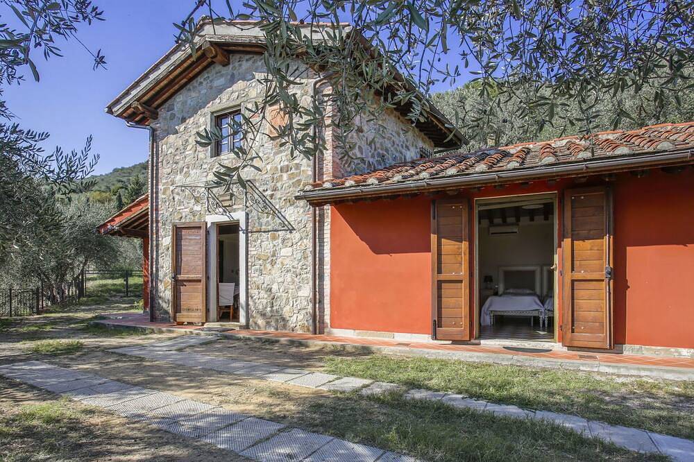Alleinstehendes Ferienhaus mit privatem Pool, Whirlpool,  W-Lan, Klimaanlage, Tv, Innenhof in Pieve a Nievole, Pistoia Provinz