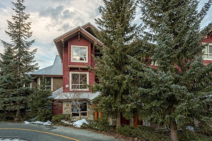 Villa for 7 people, with balcony and hot tub in Canada
