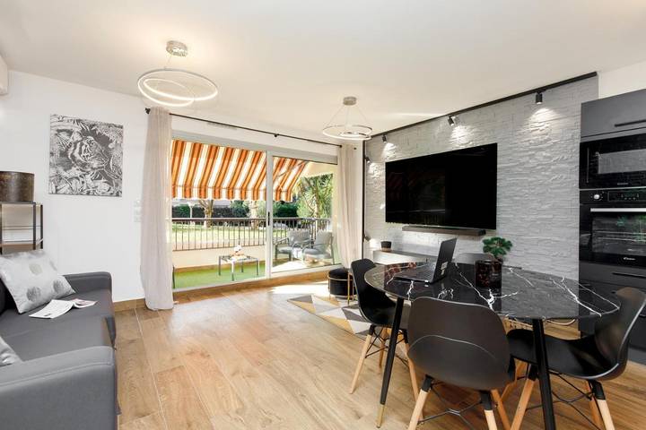 Gîte pour 4 personnes, avec vue et piscine ainsi que sauna et jardin dans Office De Tourisme Et Des Congres De Mandelieu - 3