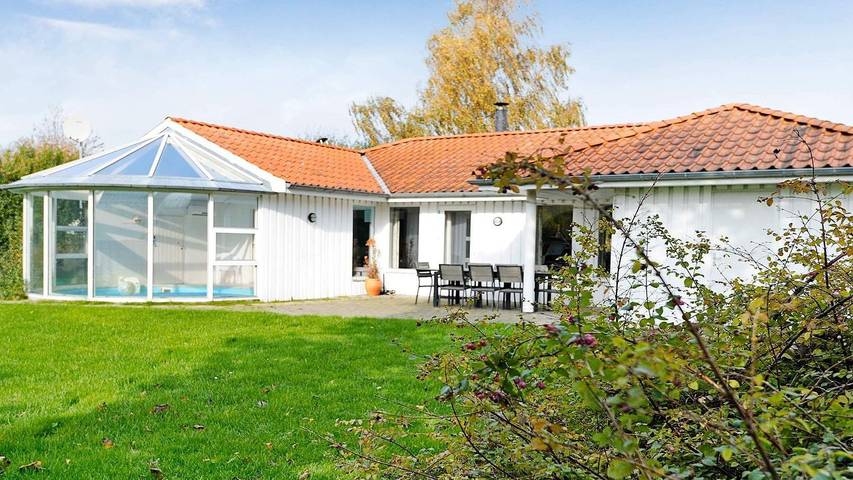 Ferienhaus für 8 Personen, mit Pool und Sauna sowie Garten und Terrasse, mit Haustier in Pøt Strandby