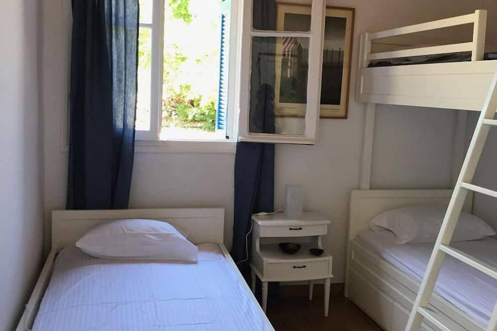 Hus nær Artimos stranden in Øyer i Attikaregionen