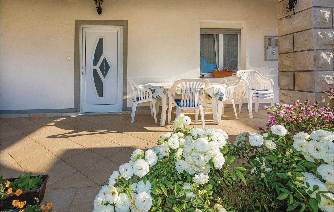 Entire holiday apartment, Cozy 1-Bed Apartment with Terrace, Kitchen, and 1km to Beach in Vir