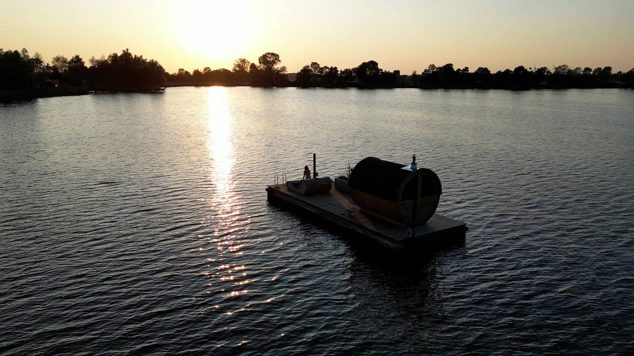 Pean-buiten — Waterlodge Tomke in Nationaal Park De Alde Feanen