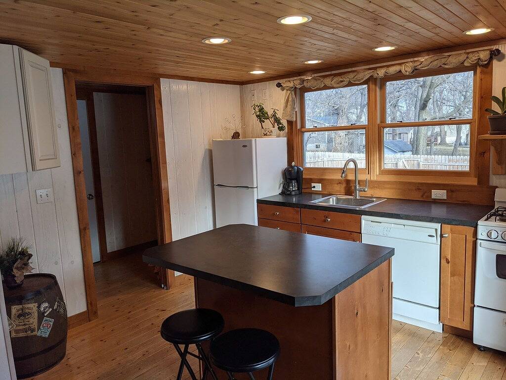 Arnolds Park Cabin with kayaks, bikes, and golf cart in Arnolds Park, Dickinson County