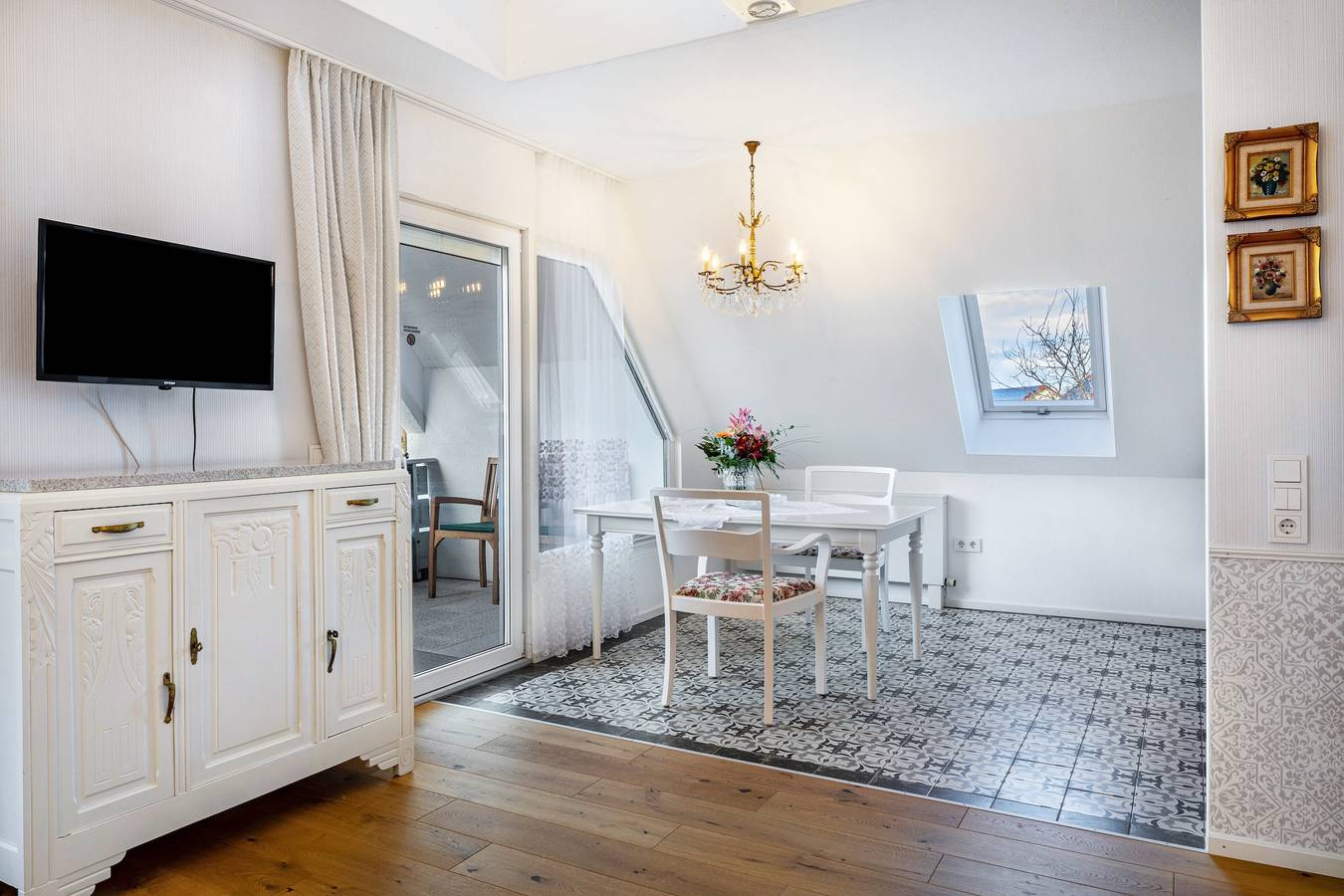 Ganze Wohnung, Ferienwohnung 'Rose' mit Bergblick, privater Terrasse und Wi-Fi in Oberrotweil, Vogtsburg im Kaiserstuhl