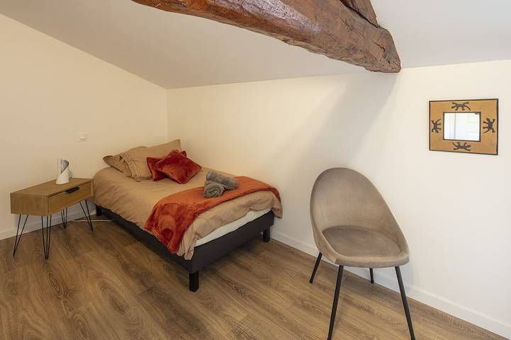 Location de vacances pour 15 personnes, avec jardin à Vaux-en-Beaujolais