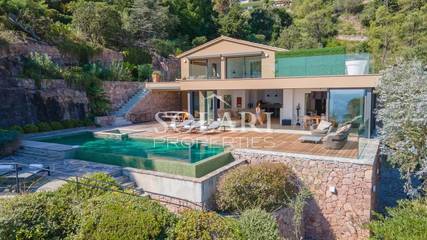 Villa pour 10 personnes, avec piscine ainsi que jacuzzi et jardin à Théoule-sur-Mer
