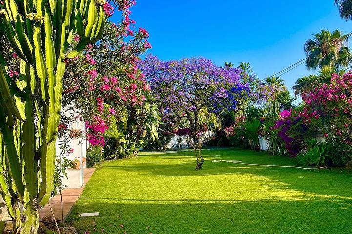 ´Beach & Golf' Large Family Villa, Huge Garden, Private Pool, 350m to the Beach. in Playa de San Pedro (Marbella), Marbella