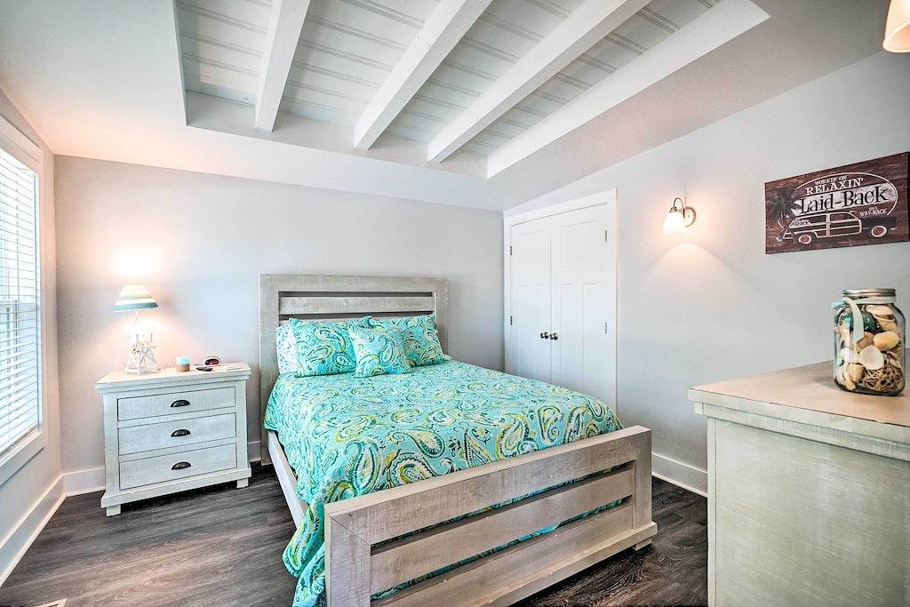 Modern Oak Island Escape: 1 Mile to Long Beach! in Oak Island (NC), Brunswick County