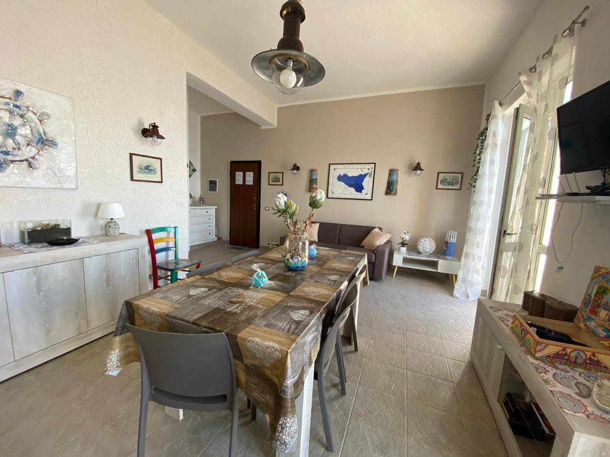 Villa Gloria intero alloggio sulla spiaggia 8 posti letto 15 minuti da Palermo e 35 da Cefalu in Spiaggia di Casteldaccia, Casteldaccia