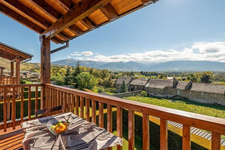 Location de vacances pour 10 personnes, avec vue ainsi que jardin et piscine, animaux acceptés à Estavar - 4