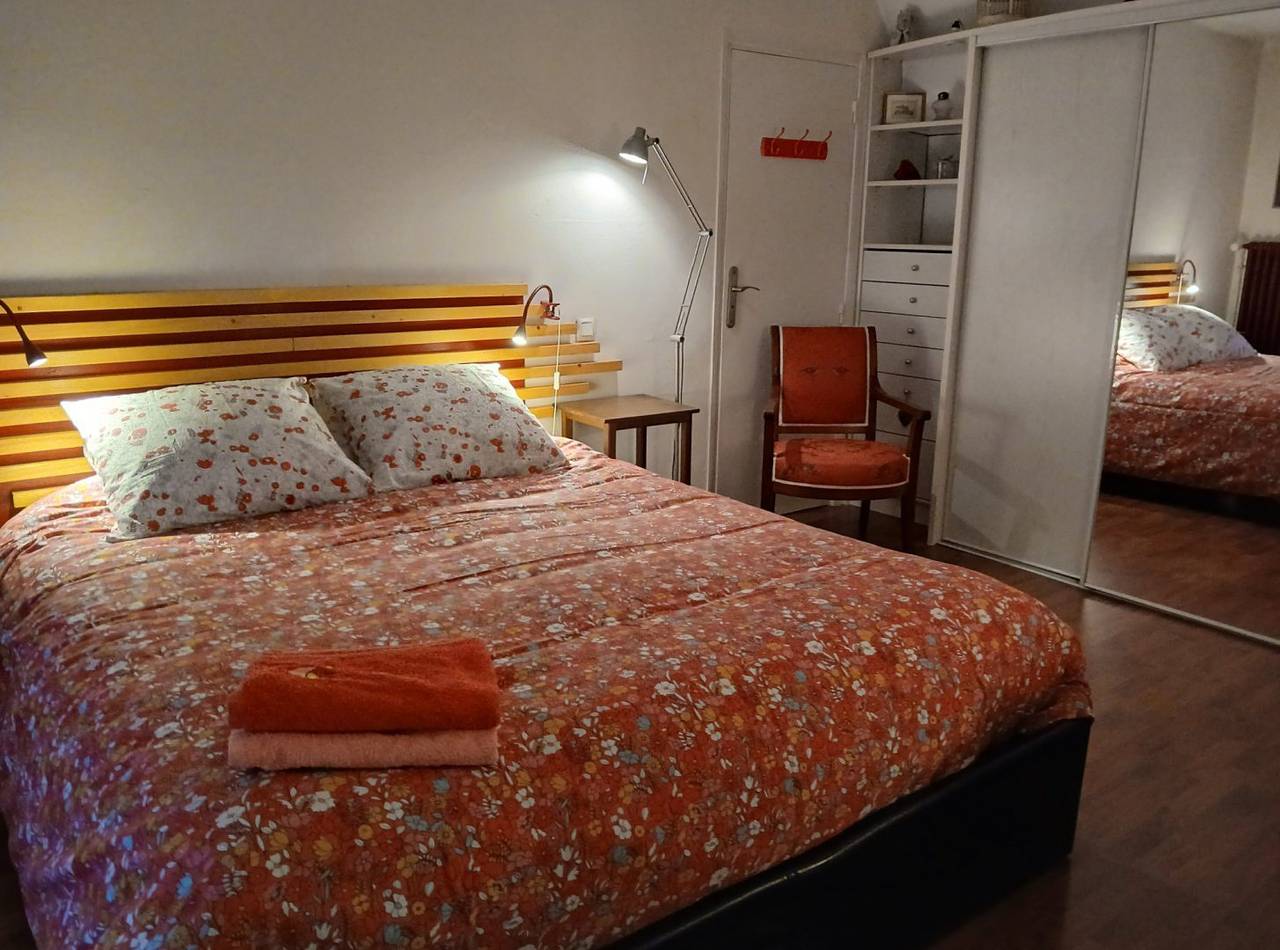 Chambres de Christine avec petit déjeuner - Chambre Rouge in Amboise, Région de Tours