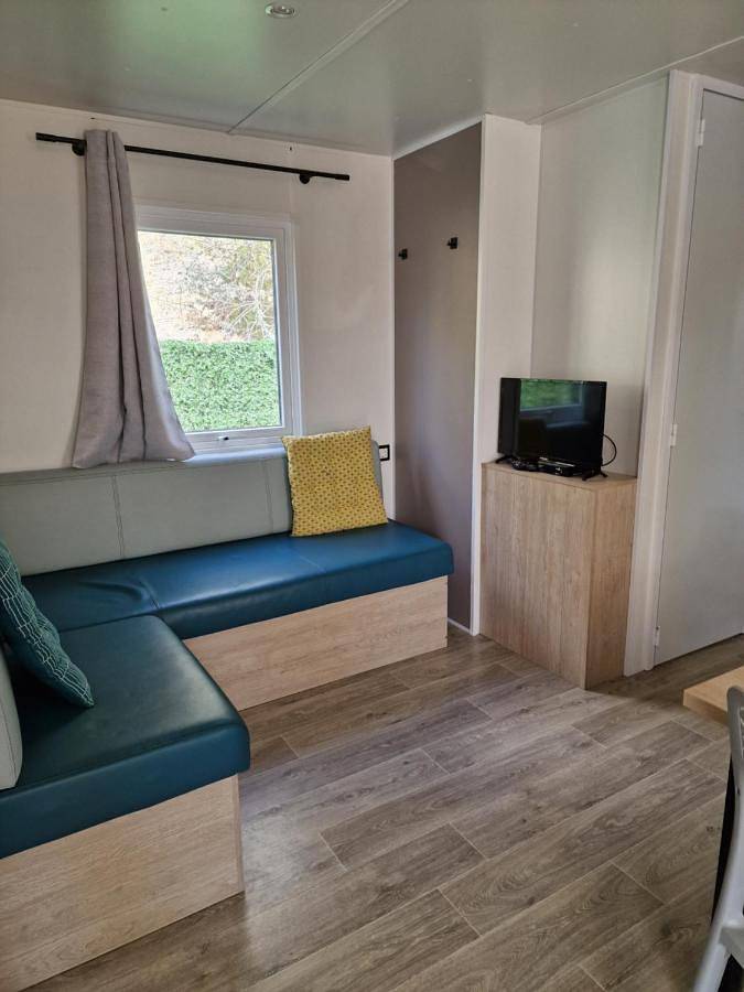 Camping pour 6 personnes, avec bassin pour enfant et jacuzzi ainsi que piscine et terrasse à Narbonne - 3