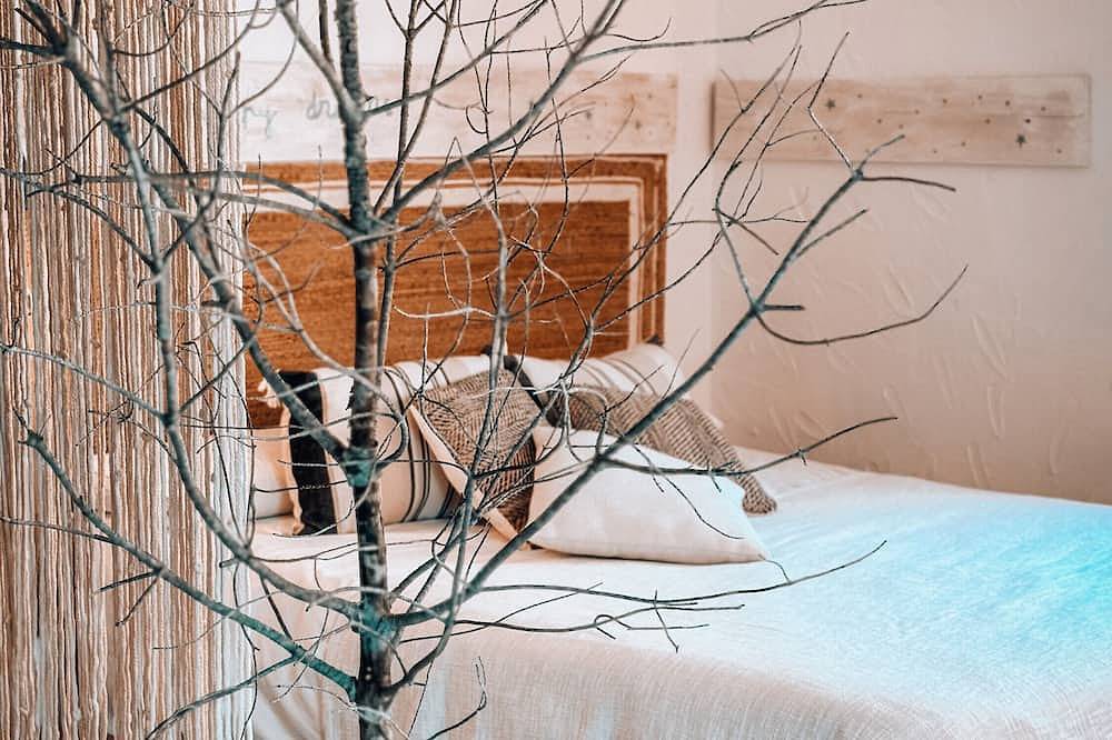 Entire apartment, Apartment 'Suite Romántica' with Mountain View, Wi-Fi and Air Conditioning in Canyelles (Barcelona), Garraf