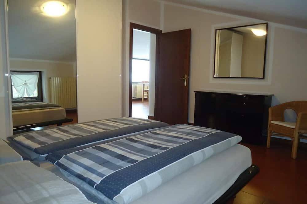 Ganze Wohnung, Ferienwohnung für 2 Erw. + 1 Kind, toller Blick, 200m zum See/ Strand, Garten in Idro, Gardasee-Berge