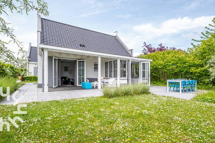 Ferienhaus für 8 Personen, mit Whirlpool und Terrasse sowie Garten