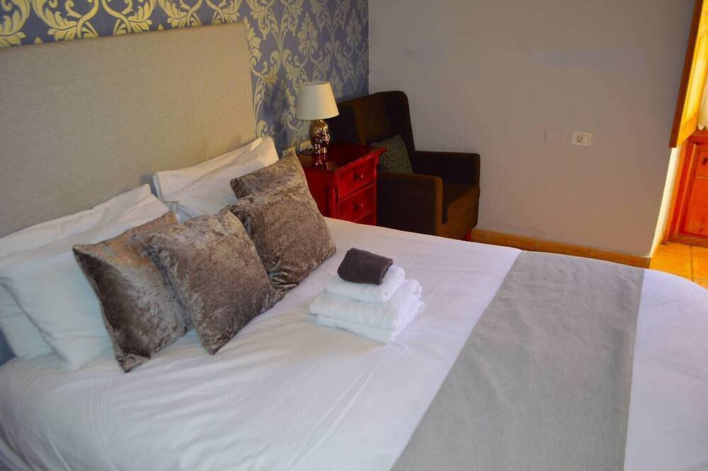 Entire apartment, Spacious Family room that can accommodate up to 2 adults and 1 child. En-suite bathroom with shower. There is  a king size bed and a single bed if required. The room has views of the village square. in Vilaflor, South Tenerife