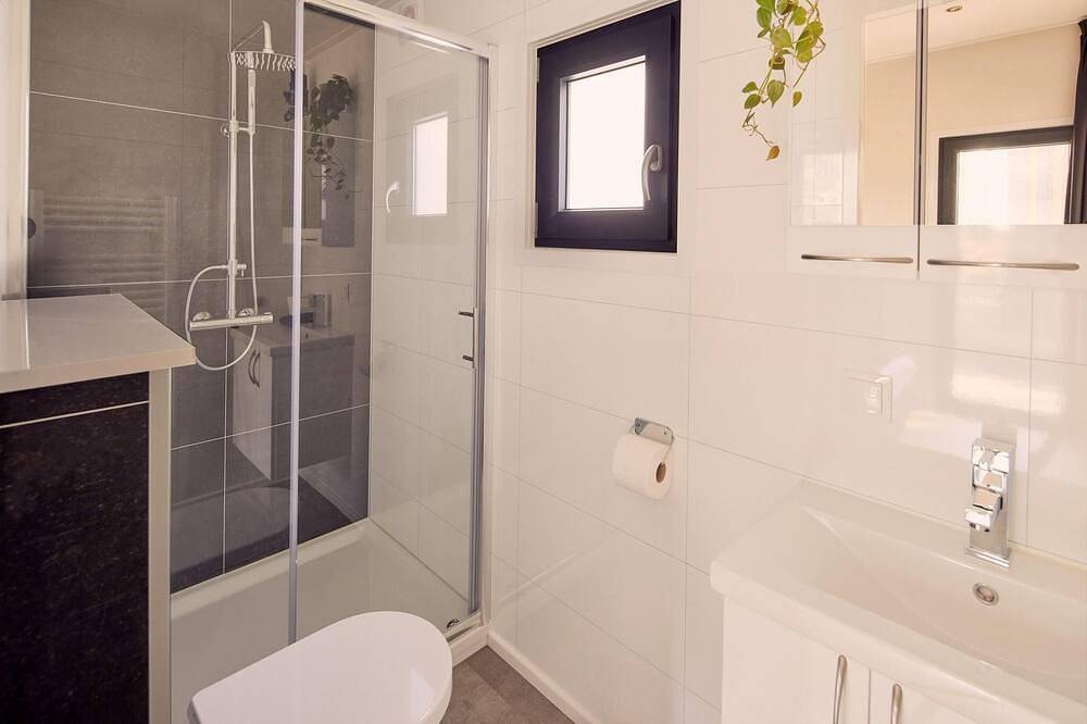 The forest lodge Royal: a 2-person stay in the forested park area. Peace, privacy and a unique nature experience near Winterswijk. in Achterhoek