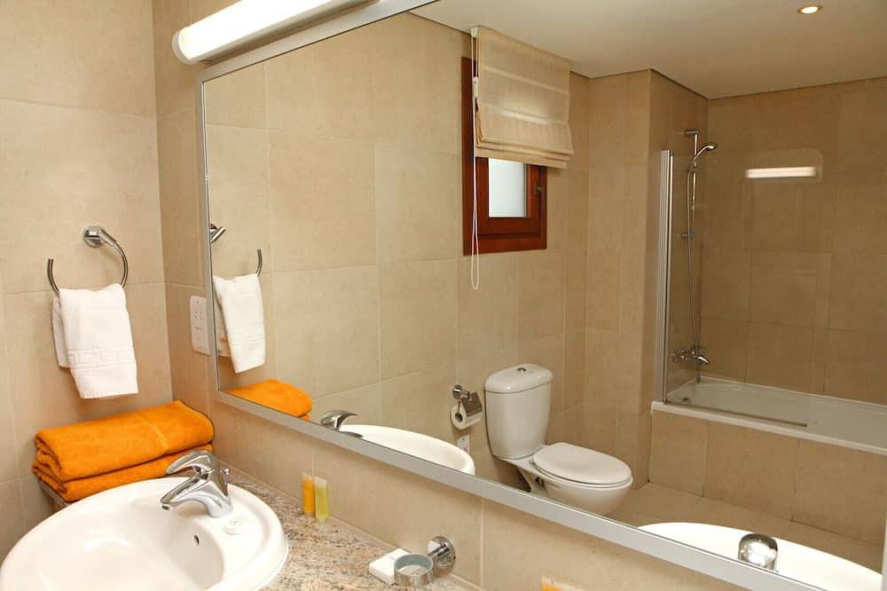 Luxury Villa Escape with Breathtaking Sea Views & Perks in Kouklia Pafou, Chypre du Sud
