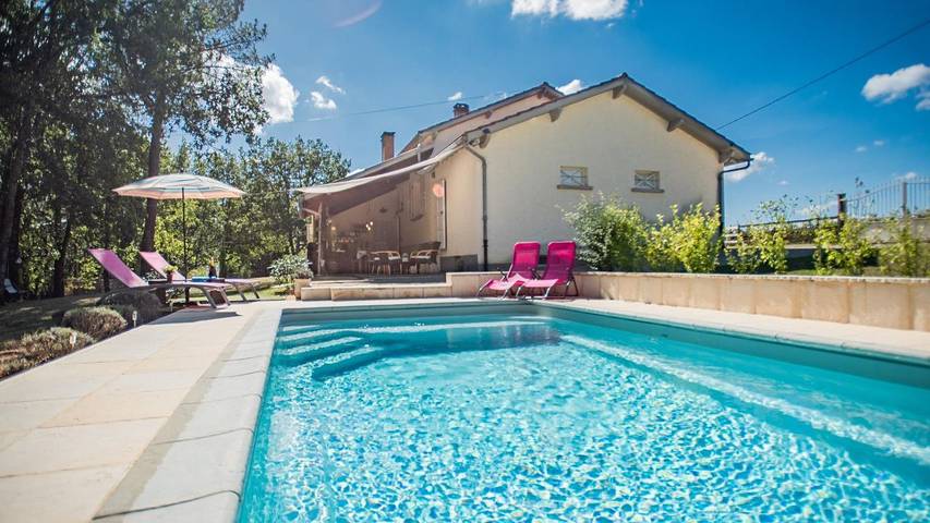 Location de vacances pour 4 personnes, avec piscine et jardin à Bélaye