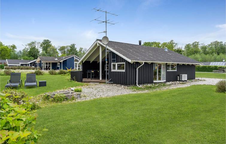 Ferienhaus für 7 Personen, mit Whirlpool und Terrasse sowie Garten und Sauna in Pøt Strandby