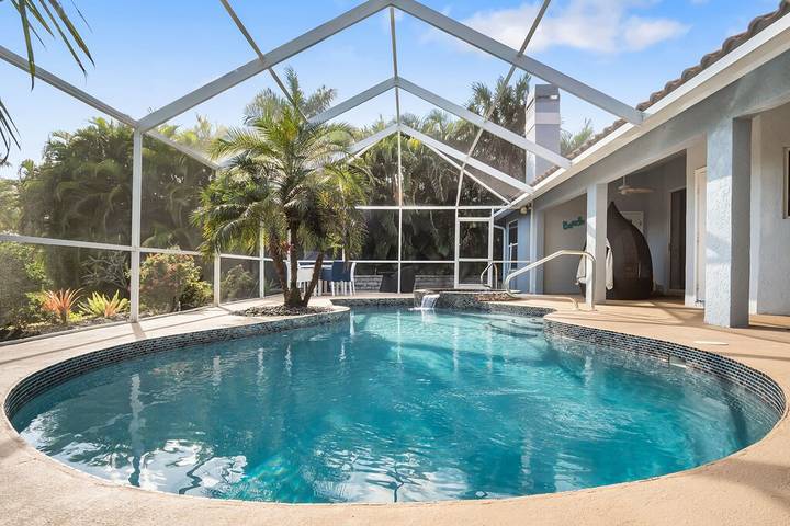 Vacation rental for 10 people, with yard and hot tub in North Naples