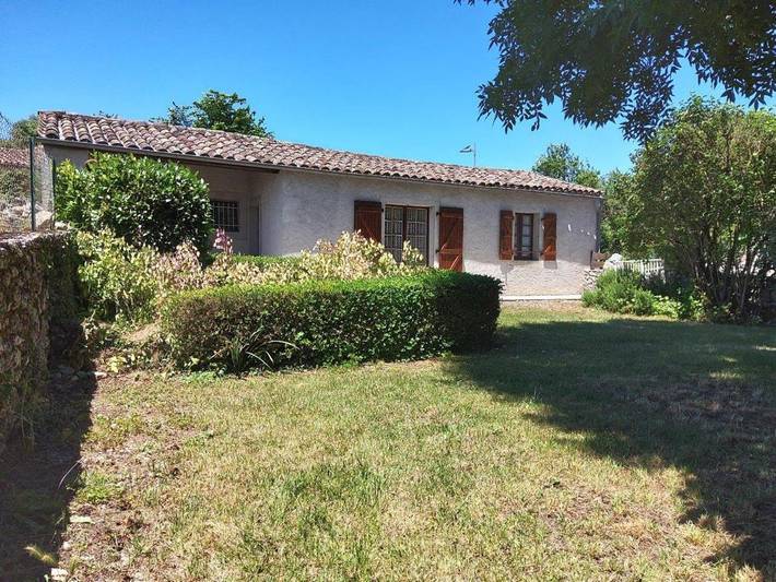 Location de vacances pour 4 personnes, avec jardin et terrasse ainsi que piscine et vue dans Belmont-Sainte-Foi