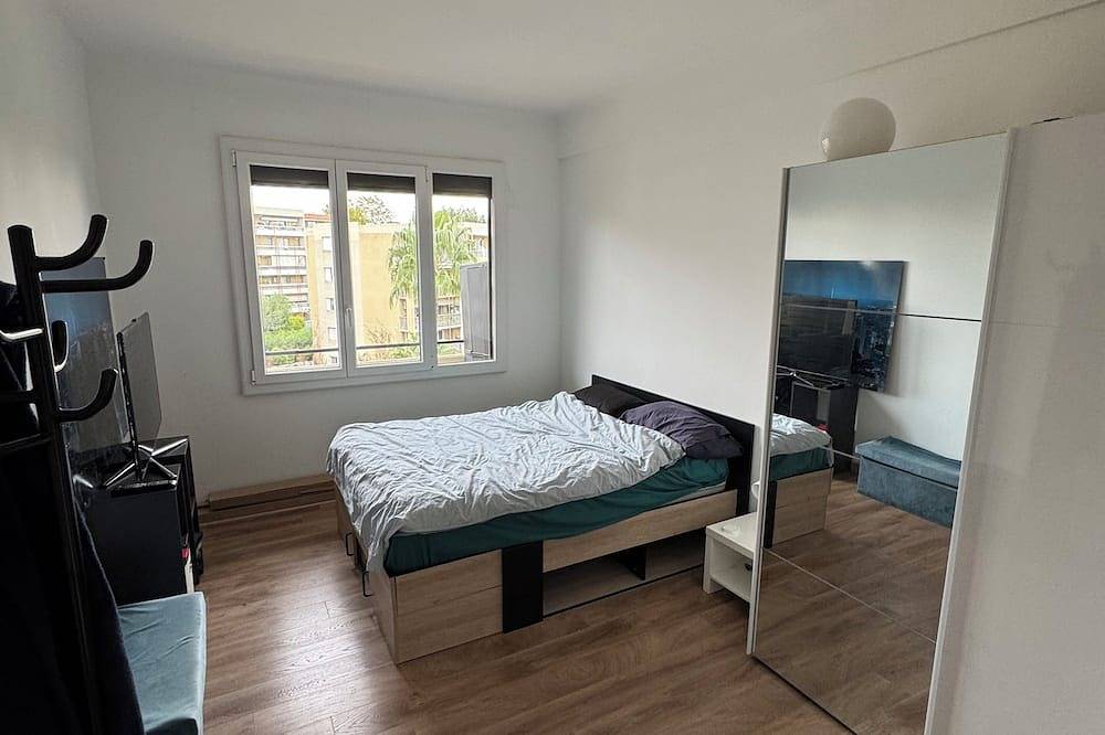 Entire apartment, Large 2-room apartment with quiet sea view + parking in Nice (France), Nice region