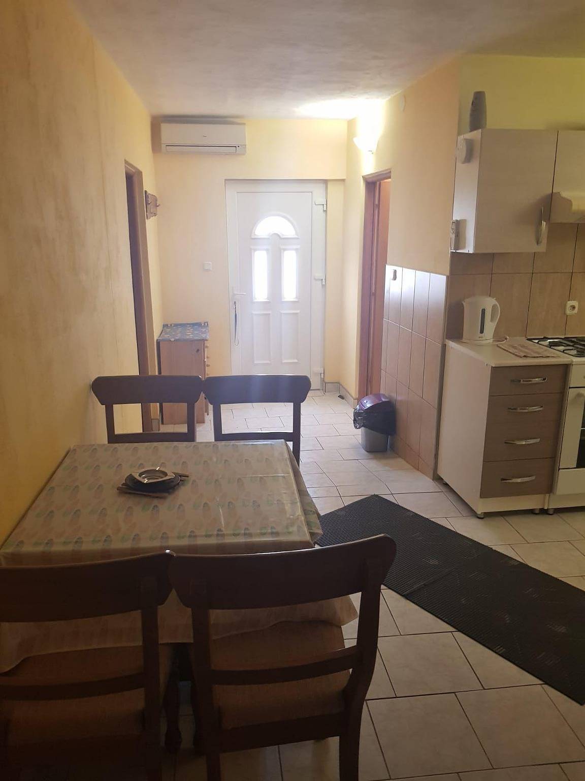 Ganze Ferienwohnung, App in Erdgeschoss Meerblick Terasse etage ober in Karlobag, Naturpark Velebit