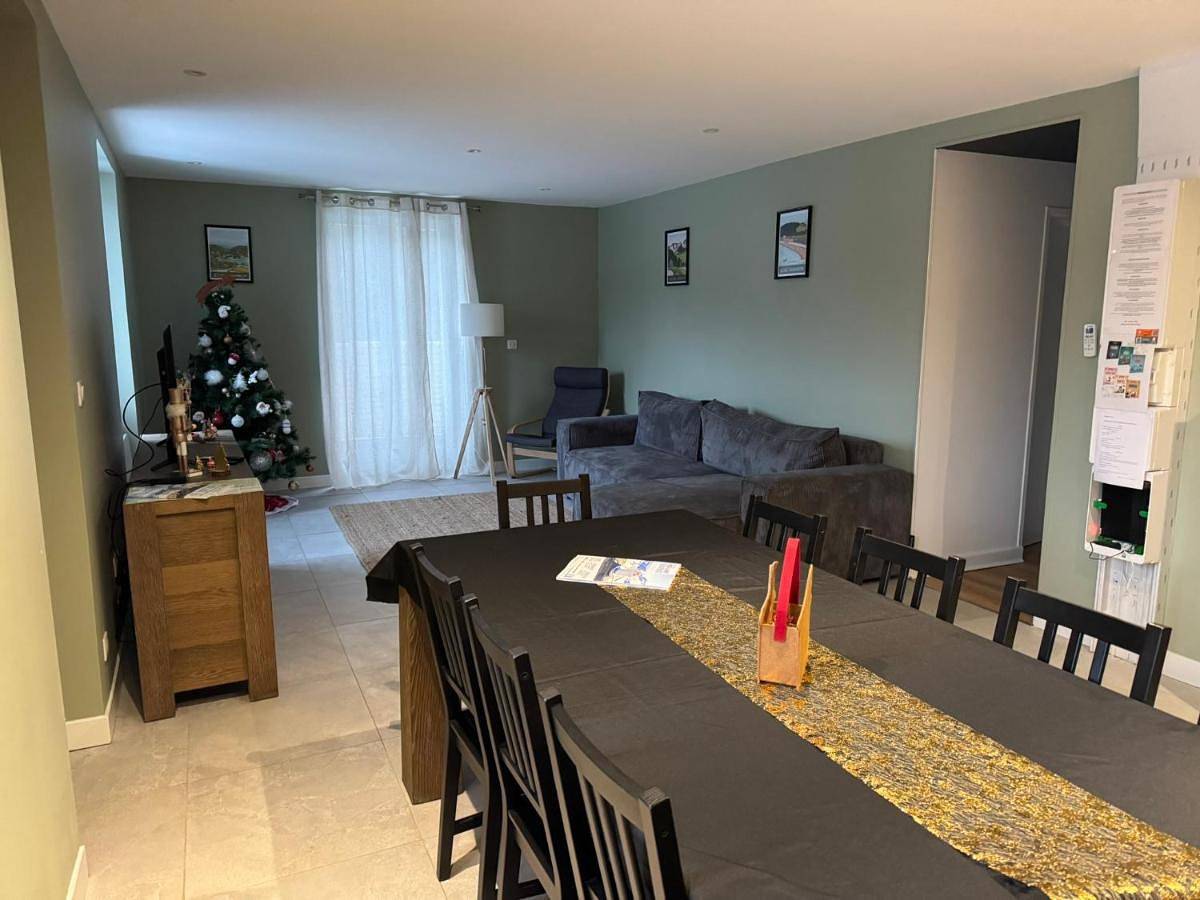 Appartement entier, Apartment in Murol, Parc naturel régional des Volcans d'Auvergne