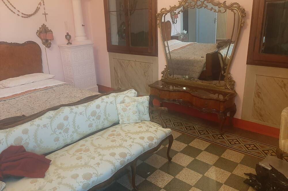 Ganze Wohnung, Panorama-Apartment in einem eleganten venezianischen Gebäude aus dem 20. Jahrhundert, privater Garten in Lido di Venezia, Venedig