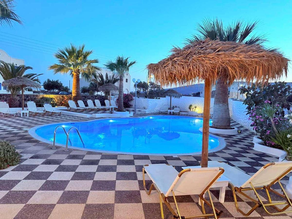 Blue Life Hotel in Plage d'Perivolos, Emporio