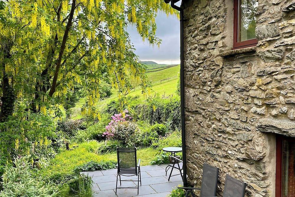 Detached, romantic, homely barn. Peaceful with lovely views. Garden. New kitchen in Lake District