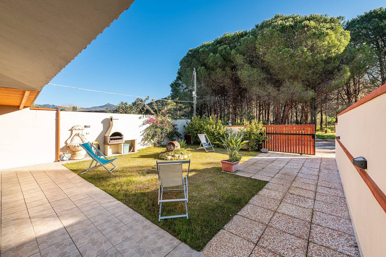 Vacation Home 'Ibiscus Rosa 2" with Mountain View, Terrace & A/C in Geremeas, Maracalagonis