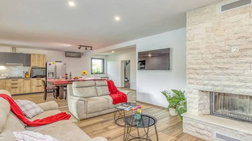 Ferienhaus für 9 Personen, mit Terrasse und Pool