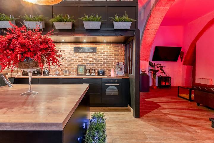 Entire apartment, Love Room 70m² with Private Spa in the Heart of Salon-de-Provence in Salon-de-Provence, Mediterranean Coast (France)
