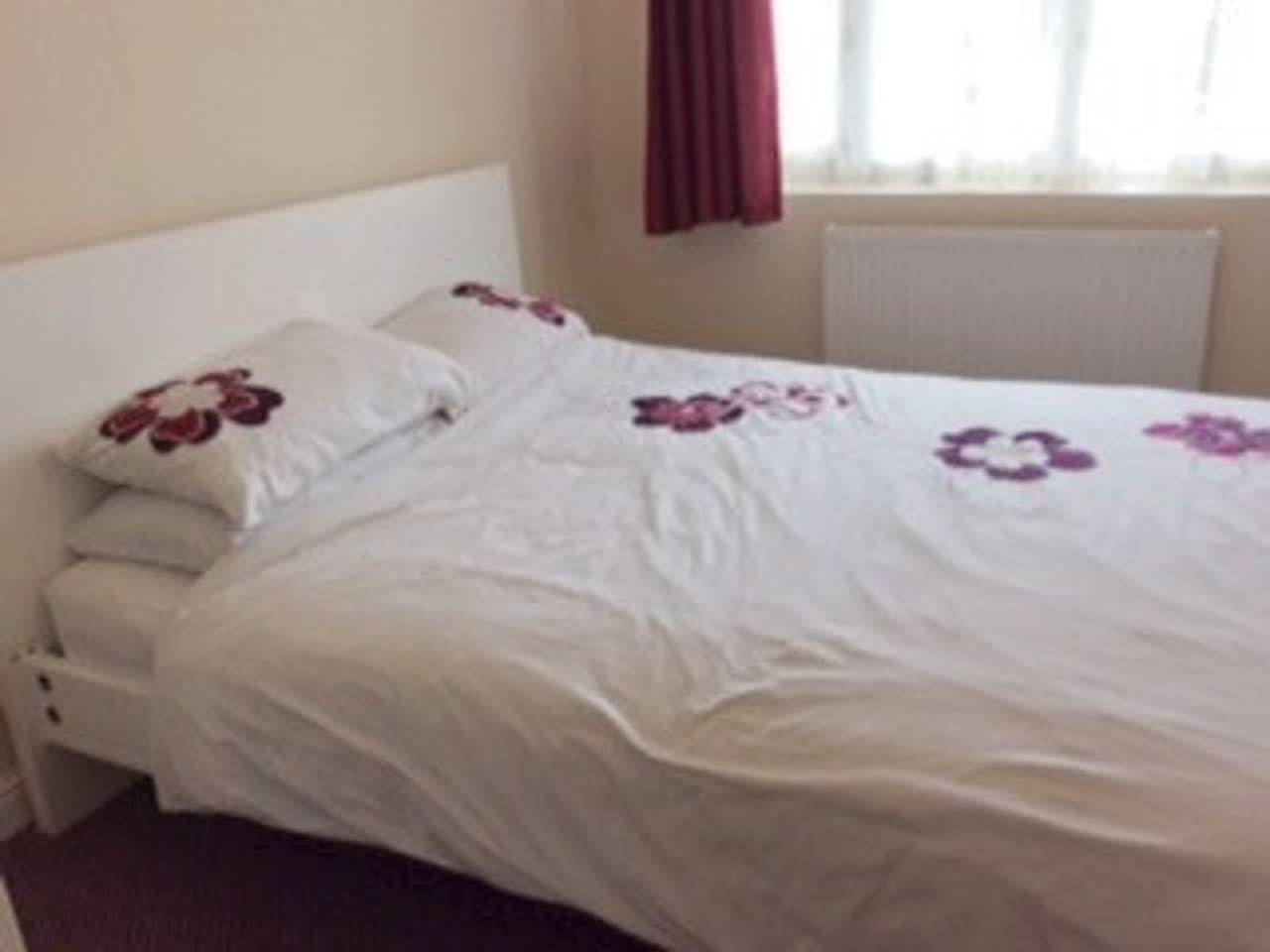 Entire vacation apartment, Immaculate 1-Bed Apartment in Romford in Havering, London