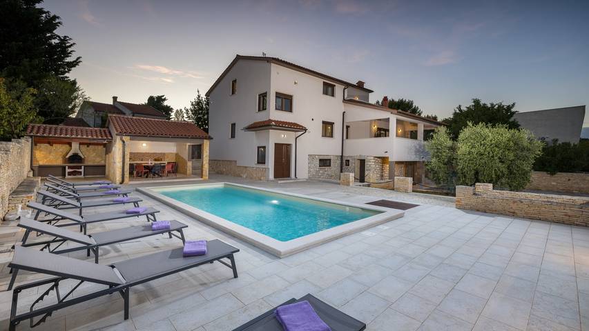 Villa für 10 Personen, mit Garten und Terrasse, kinderfreundlich in Premantura