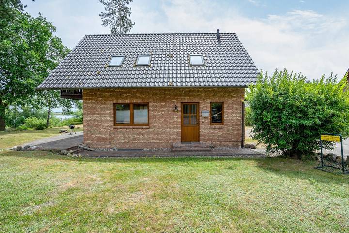 Appartement entier, Appartement 'Haus 11 Eg' avec vue sur le lac, terrasse privée et Wi-Fi in Röbel, Lac Müritz